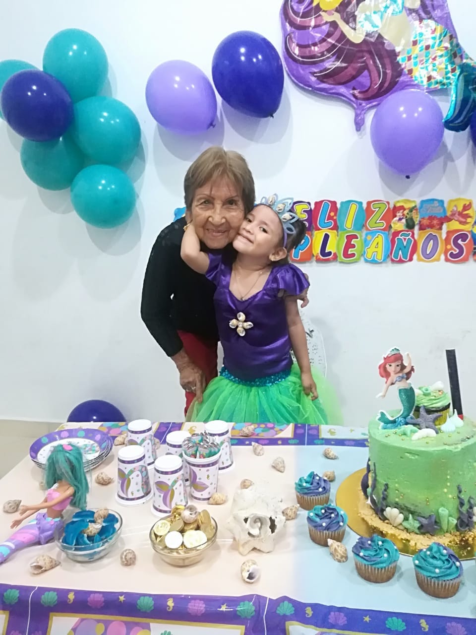 Rosa María Cuadrado y la cumpleañera María Paz Charry Ibarra.